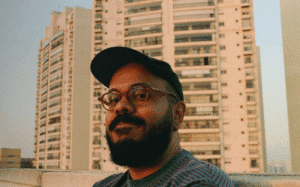 A poesia que bate o ponto: livro de estreia de Caio Martim expõe tensão entre trabalho corporativo e criação poética em “dia útil”