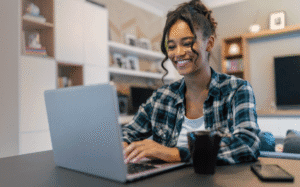 Trabalhar de casa vale a pena? Prós, contras e possibilidades reais