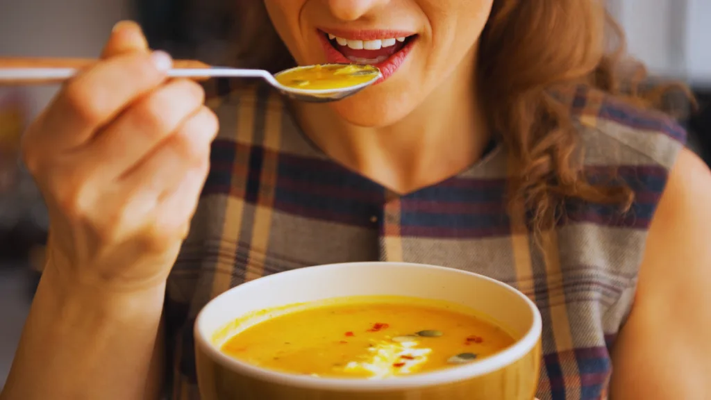 Mulher tomando sopa