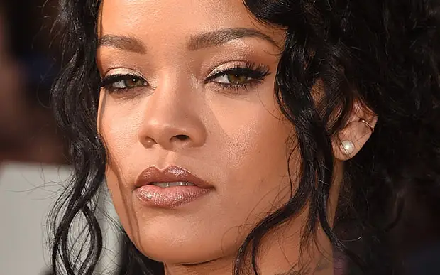 Rihanna com maquiagem simples e elegante. Com sofisticação.